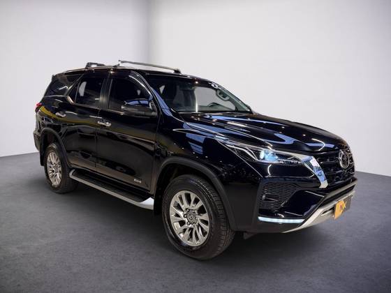 TOYOTA HILUX SW4 2.8 D-4D TURBO DIESEL SRX 7L 4X4 AUTOMÁTICO TOYOTA HILUX SW4 2.8 D-4D TURBO DIESEL SRX 7L 4X4 AUTOMÁTICO